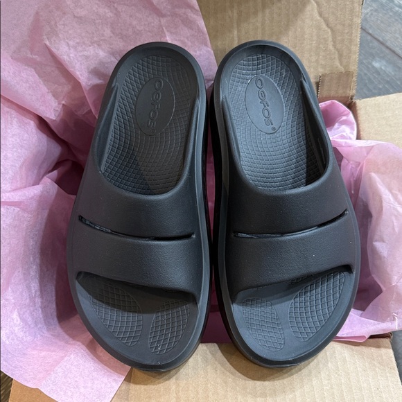 OOFOS recovery slides - Picture 2 of 5